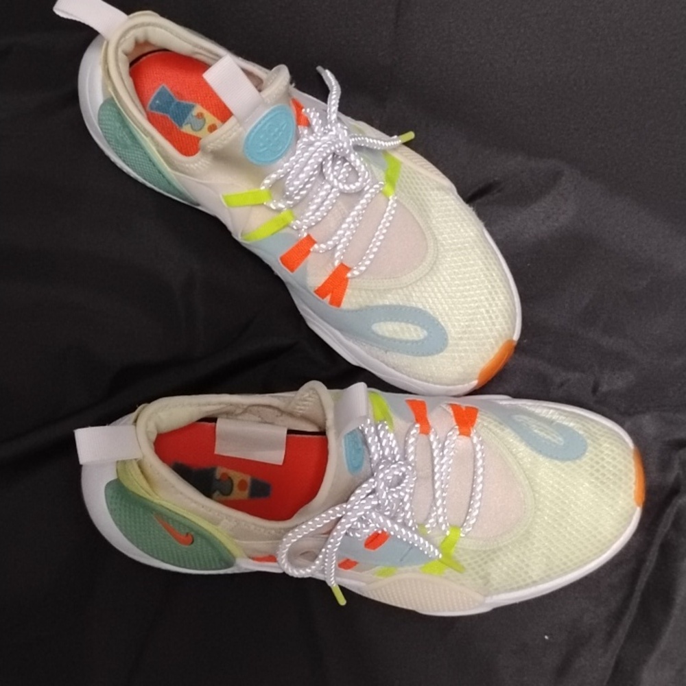 Stylish Women's Athletic Shoes in Cream and Blue - Picture 9 of 16